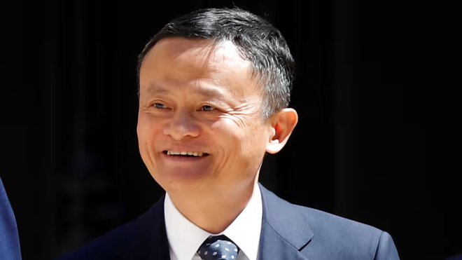 Tái xuất sau 1 năm ở ẩn, tỷ phú Jack Ma gây chú ý với diện mạo giản dị và đôi giày vải: Càng giàu có, càng ít phô trương? - Ảnh 7.