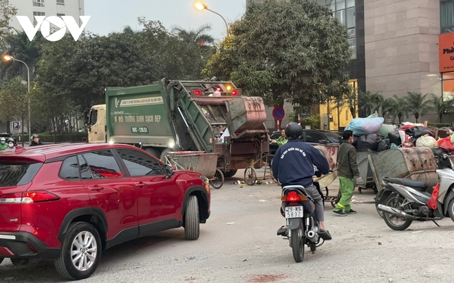 Xe thu gom rác hoạt động trong giờ cấm, xe tập kết rác chiếm dụng lòng lề đường - Ảnh 2.