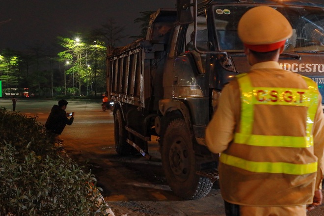 H&agrave; Nội: Xin bỏ qua vi phạm bất th&agrave;nh, t&agrave;i xế cố thủ hơn 1 giờ đồng hồ - Ảnh 4.