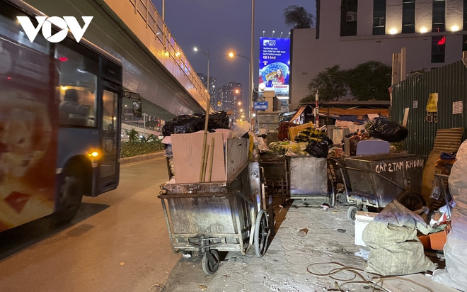 Xe thu gom r&aacute;c hoạt động trong giờ cấm, xe tập kết r&aacute;c chiếm dụng l&ograve;ng lề đường - Ảnh 10.