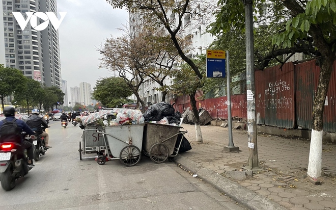 Xe thu gom r&aacute;c hoạt động trong giờ cấm, xe tập kết r&aacute;c chiếm dụng l&ograve;ng lề đường - Ảnh 9.