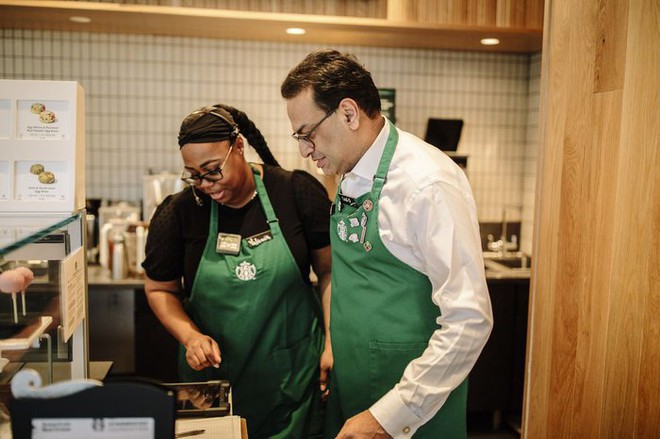 CEO đa năng của Starbucks: Quản lý công ty, làm nhân viên phục vụ, pha chế đồ uống kiêm thu ngân - Ảnh 1.