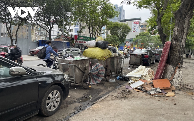 Xe thu gom r&aacute;c hoạt động trong giờ cấm, xe tập kết r&aacute;c chiếm dụng l&ograve;ng lề đường - Ảnh 8.