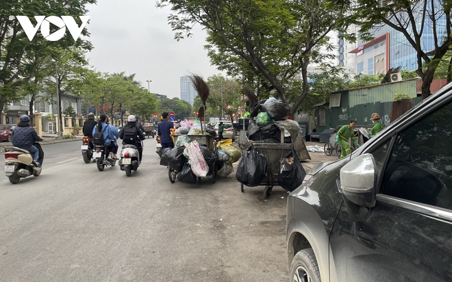 Xe thu gom r&aacute;c hoạt động trong giờ cấm, xe tập kết r&aacute;c chiếm dụng l&ograve;ng lề đường - Ảnh 6.