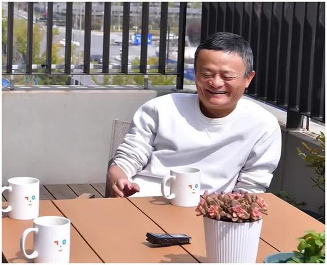 Tái xuất sau 1 năm ở ẩn, tỷ phú Jack Ma gây chú ý với diện mạo giản dị và đôi giày vải: Càng giàu có, càng ít phô trương? - Ảnh 2.