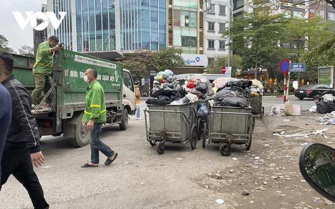 Xe thu gom rác hoạt động trong giờ cấm, xe tập kết rác chiếm dụng lòng lề đường - Ảnh 3.