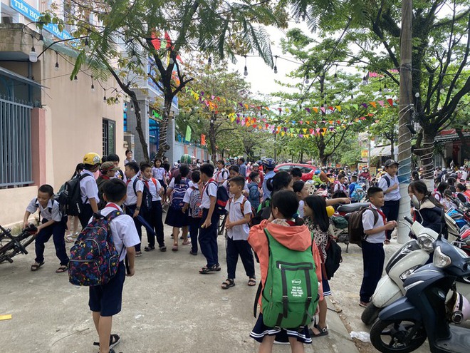 Đà Nẵng: Xuất hiện tình trạng người lạ đến dụ dỗ học sinh tại cổng trường - Ảnh 1.