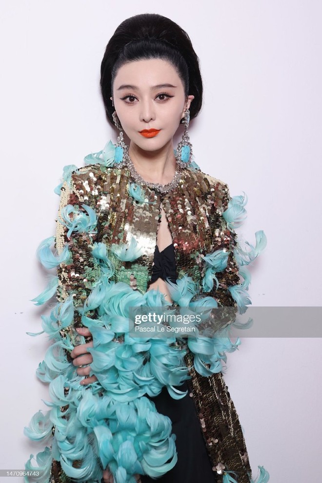 Soi ảnh không chỉnh sửa và clip cam thường cận mặt của Phạm Băng Băng tại Paris Fashion Week: Liệu có khác “một trời một vực” với hình studio đăng? - Ảnh 4.