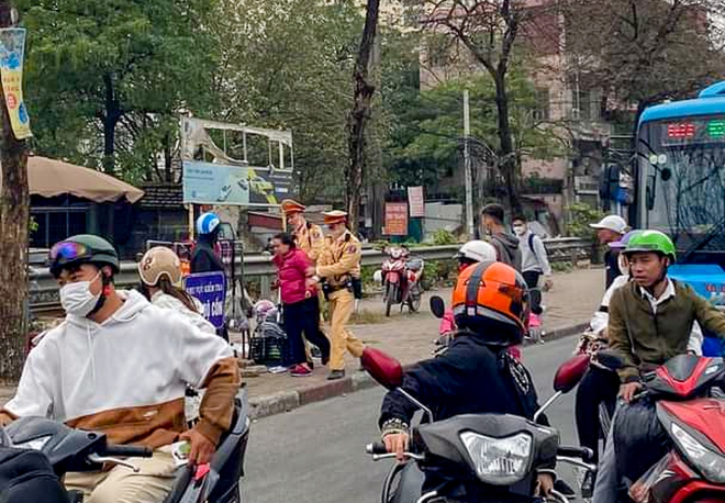 CSGT t&oacute;m gọn đối tượng nữ t&aacute;o tợn cướp giật điện thoại ở H&agrave; Nội - Ảnh 1.