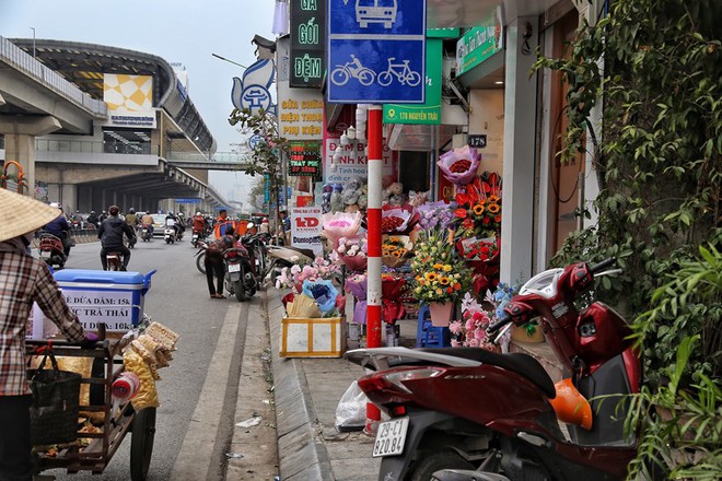 Thanh Xu&acirc;n (H&agrave; Nội): Lấn chiếm vỉa h&egrave; như chưa hề c&oacute; chiến dịch - Ảnh 3.