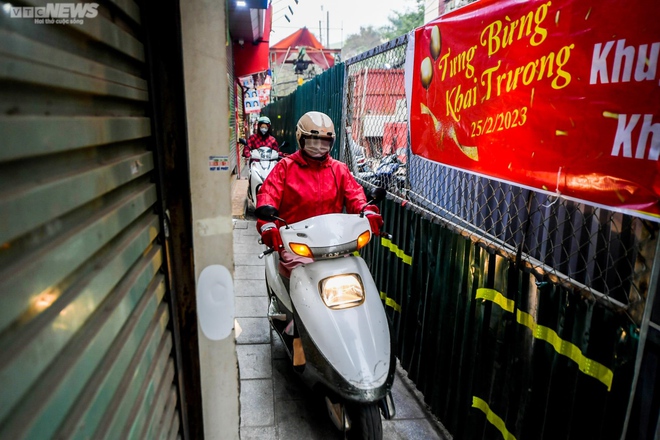 Hà Nội: Người dân chật vật di chuyển trên con đường chỉ vừa một xe máy - Ảnh 14.