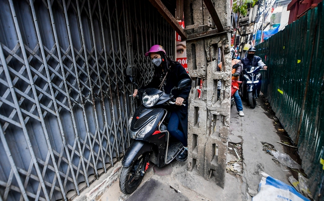 Hà Nội: Người dân chật vật di chuyển trên con đường chỉ vừa một xe máy - Ảnh 1.
