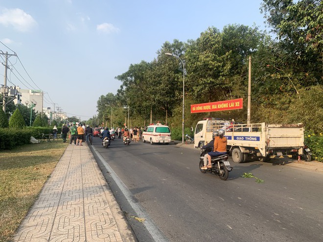 TP.HCM: Người đ&agrave;n &ocirc;ng tử vong cạnh gốc c&acirc;y, nghi t&ocirc;ng v&agrave;o cột sắt - Ảnh 1.