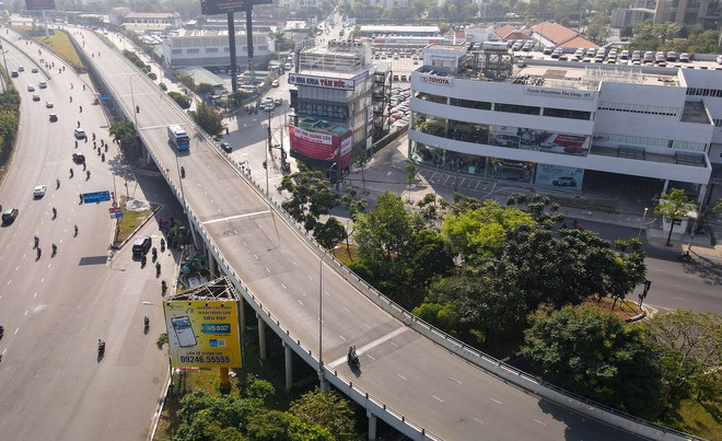 Cầu vượt Nguyễn Hữu Cảnh th&ocirc;ng xe trở lại sau 5 th&aacute;ng, người d&acirc;n phấn khởi v&igrave; tho&aacute;t &ugrave;n tắc - Ảnh 1.