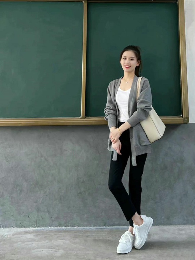 Cô giáo 9X gây sốt Weibo với style đi dạy: Cả tuần không trùng bộ nào, mặc đơn giản vẫn đẹp ngất ngây - Ảnh 13.