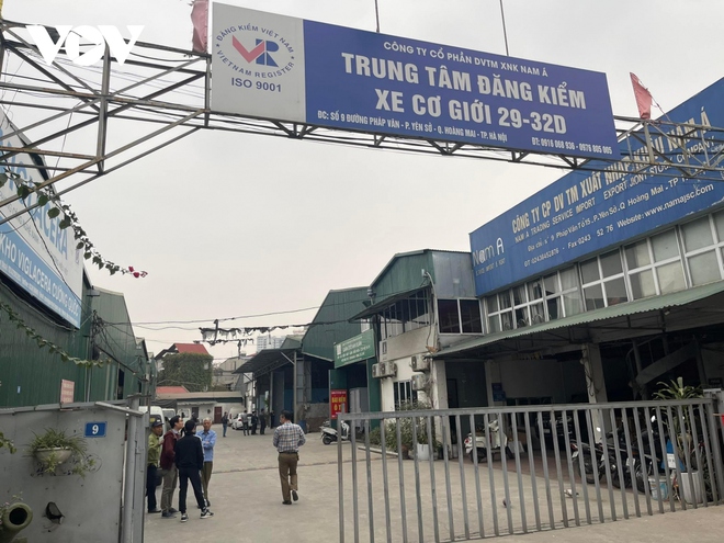 Hà Nội tái diễn cảnh xếp hàng chờ đăng kiểm trong đêm - Ảnh 11.