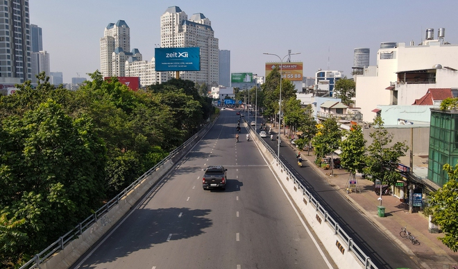Cầu vượt Nguyễn Hữu Cảnh thông xe trở lại sau 5 tháng, người dân phấn khởi vì thoát ùn tắc - Ảnh 9.