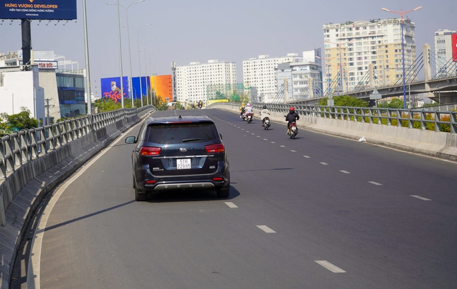 Cầu vượt Nguyễn Hữu Cảnh thông xe trở lại sau 5 tháng, người dân phấn khởi vì thoát ùn tắc - Ảnh 8.