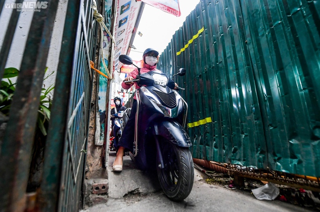 Hà Nội: Người dân chật vật di chuyển trên con đường chỉ vừa một xe máy - Ảnh 10.