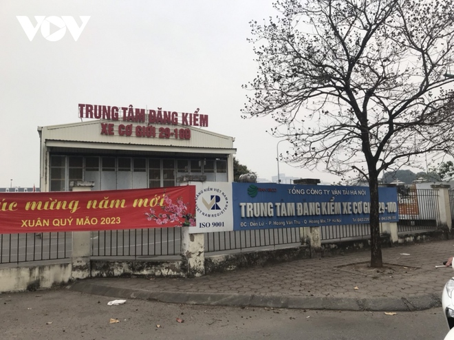 Hà Nội tái diễn cảnh xếp hàng chờ đăng kiểm trong đêm - Ảnh 7.