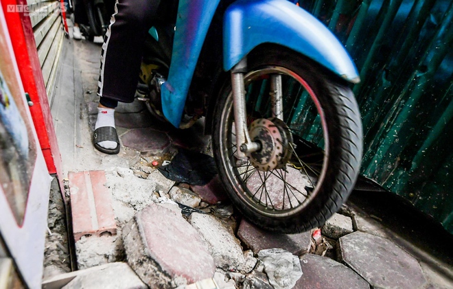 Hà Nội: Người dân chật vật di chuyển trên con đường chỉ vừa một xe máy - Ảnh 8.