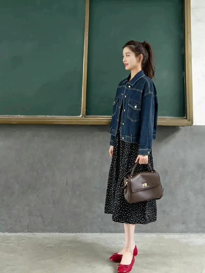 Cô giáo 9X gây sốt Weibo với style đi dạy: Cả tuần không trùng bộ nào, mặc đơn giản vẫn đẹp ngất ngây - Ảnh 18.