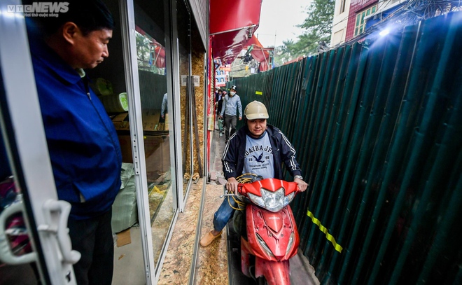 Hà Nội: Người dân chật vật di chuyển trên con đường chỉ vừa một xe máy - Ảnh 7.
