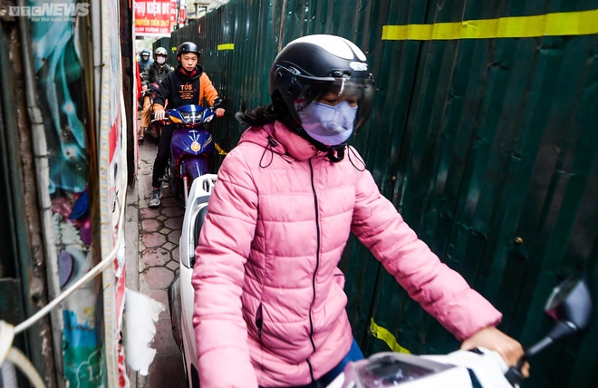 Hà Nội: Người dân chật vật di chuyển trên con đường chỉ vừa một xe máy - Ảnh 6.