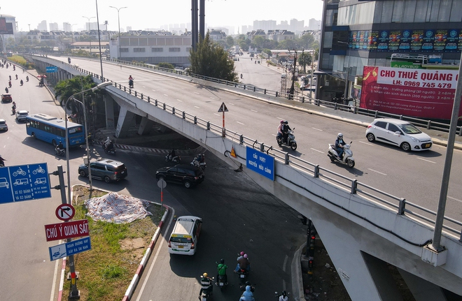 Cầu vượt Nguyễn Hữu Cảnh thông xe trở lại sau 5 tháng, người dân phấn khởi vì thoát ùn tắc - Ảnh 2.