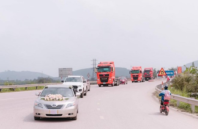 Ch&uacute; rể H&agrave; Tĩnh chơi lớn rước d&acirc;u bằng 20 xe container - Ảnh 4.