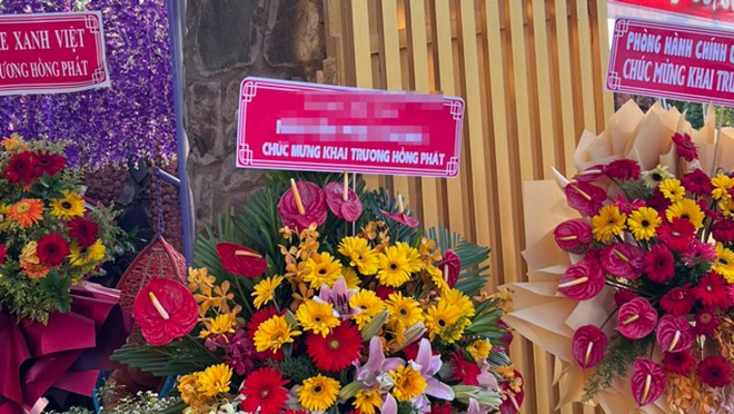 Xử phạt chủ qu&aacute;n c&agrave; ph&ecirc; tự đặt lẵng hoa ghi t&ecirc;n l&atilde;nh đạo Đảng mừng khai trương - Ảnh 1.