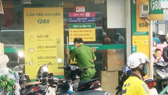 C&ocirc;ng an TP.HCM đồng loạt kh&aacute;m x&eacute;t nhiều chi nh&aacute;nh C&ocirc;ng ty F88 - Ảnh 2.