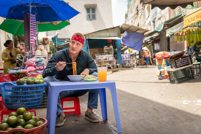 Cực sành món ăn Việt nhưng food blogger người Mỹ vẫn phải e dè trước 1 loại nước chấm đặc biệt - Ảnh 2.