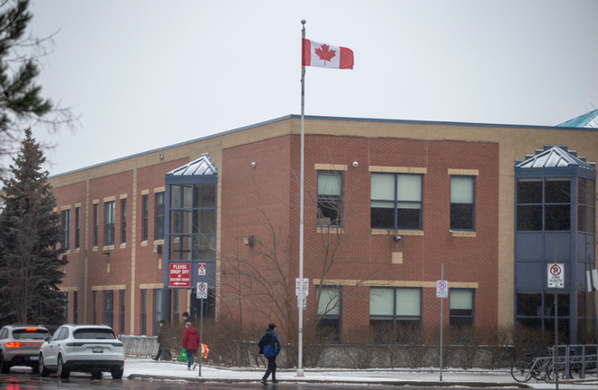 Canada: Nữ gi&aacute;o vi&ecirc;n bị &eacute;p nghỉ v&igrave; phụ huynh kh&ocirc;ng th&iacute;ch v&ograve;ng 1 ngoại cỡ của c&ocirc; - Ảnh 3.
