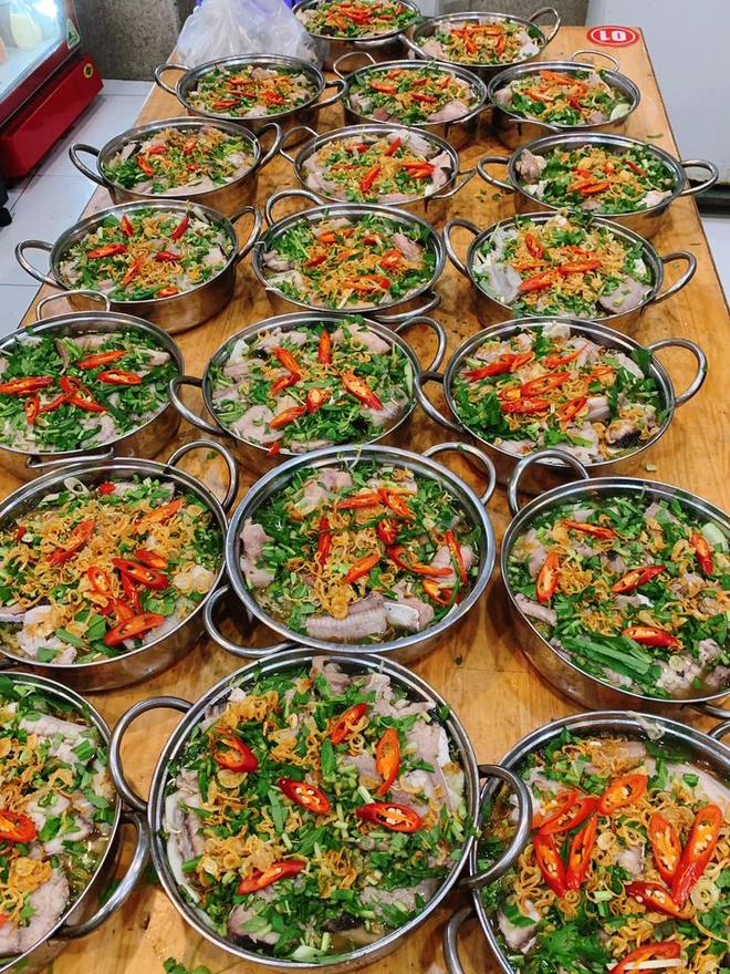 Cực sành món ăn Việt nhưng food blogger người Mỹ vẫn phải e dè trước 1 loại nước chấm đặc biệt - Ảnh 14.