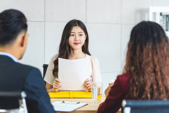 Sếp hỏi: Bạn sẽ quy&ecirc;n g&oacute;p bao nhi&ecirc;u cho một đồng nghiệp bị ốm nặng?, ứng vi&ecirc;n trẻ quay đầu bỏ đi khiến &ocirc;ng chủ kh&ocirc;ng n&oacute;i n&ecirc;n lời - Ảnh 2.