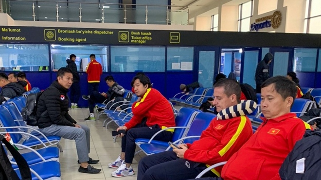 U20 Việt Nam lên đường về nước, HLV Hoàng Anh Tuấn buồn thay cho học trò - Ảnh 1.