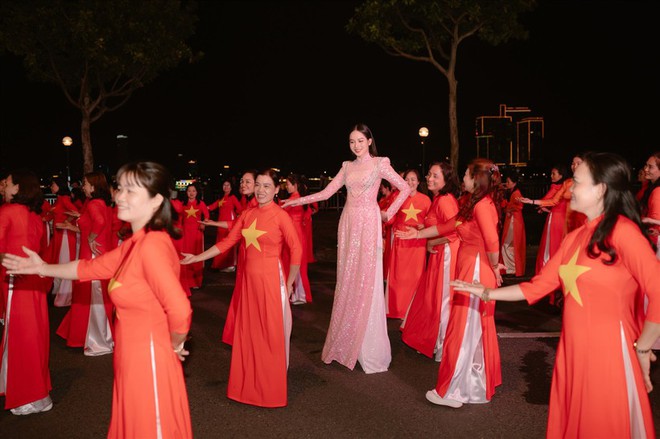 Hoa hậu Thanh Thủy xinh hết nấc với trang phục áo dài - Ảnh 3.
