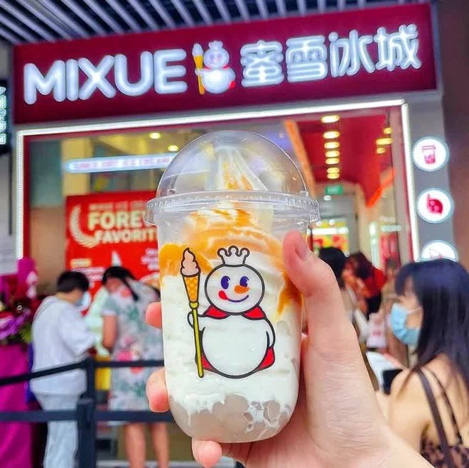 Lật tẩy chi&ecirc;u kinh doanh kiếm bộn tiền của Mixue: B&aacute;n rẻ 10k/ c&acirc;y kem, 25k/ ly tr&agrave; sữa chưa l&agrave; g&igrave;! - Ảnh 2.