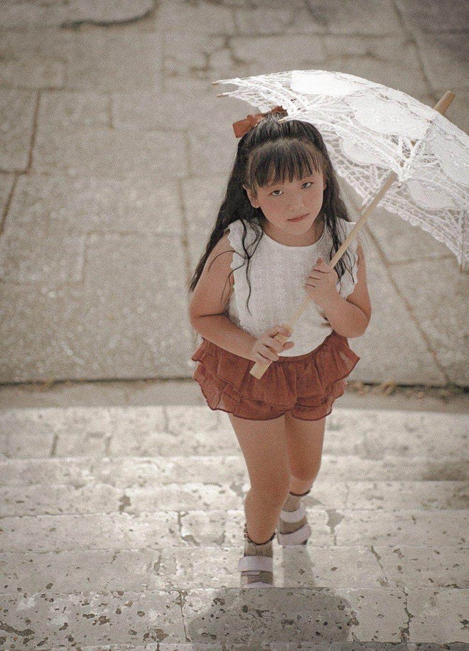 Con g&aacute;i 5 tuổi của Yeye Nhật Hạ lần đầu lộ diện, xinh xắn như thi&ecirc;n thần - Ảnh 2.
