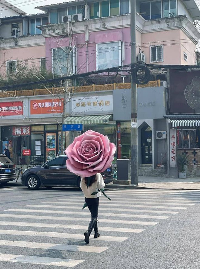 Độc lạ hoa 8/3: Bông hồng khổng lồ gây náo loạn đường phố, hoa bó bằng tiền viral khắp cõi mạng - Ảnh 16.