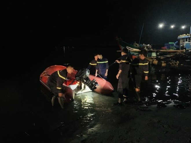 Suốt đêm tìm kiếm 2 vợ chồng đi chài lưới mất tích trên sông ở Quảng Trị - Ảnh 1.