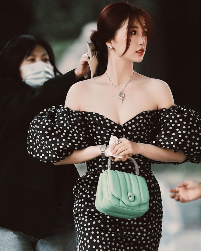 Học tr&ograve; Lisa l&ecirc;n top t&igrave;m kiếm v&igrave; diện đồ b&oacute; s&aacute;t đến phim trường - Ảnh 4.
