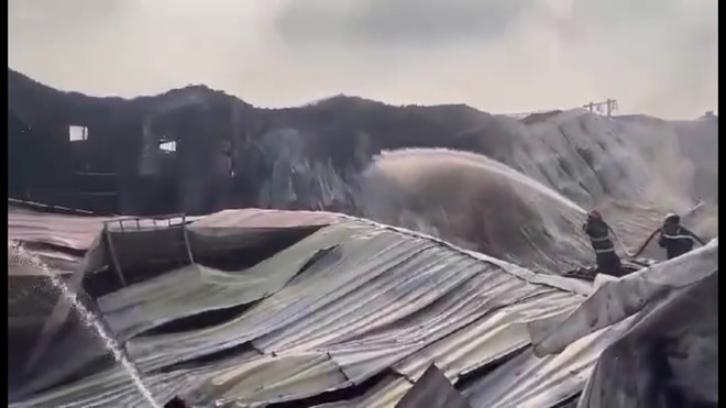 Hà Nội: Xưởng rộng 1000m2 bất ngờ cháy lớn tại Cổ Nhuế 2 - Ảnh 5.