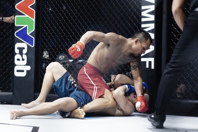 Trần Quang Lộc hạ knock-out võ sỹ Trung Quốc Lý Tiểu Long - Ảnh 1.