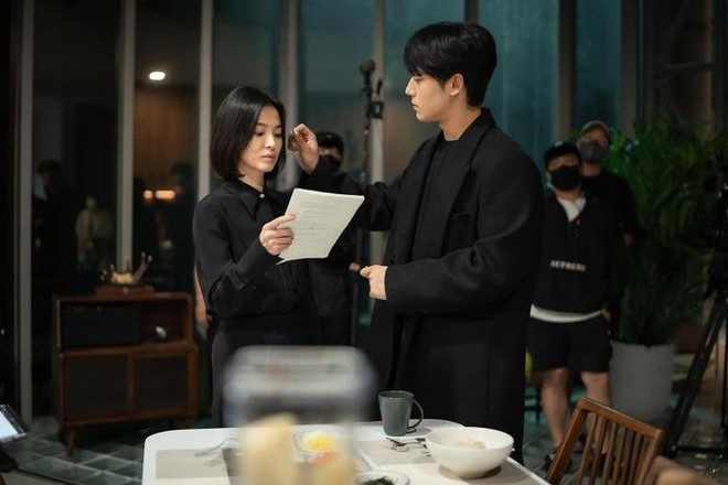 Nghe Lim Ji Yeon hẹn hò trai trẻ Lee Do Hyun, netizen nhắn nhủ Song Hye Kyo 3 mỹ nam The Glory bị ác nữ giật hết rồi - Ảnh 3.