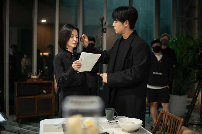 Nghe Lim Ji Yeon hẹn h&ograve; trai trẻ Lee Do Hyun, netizen nhắn nhủ Song Hye Kyo 3 mỹ nam The Glory bị &aacute;c nữ giật hết rồi - Ảnh 3.