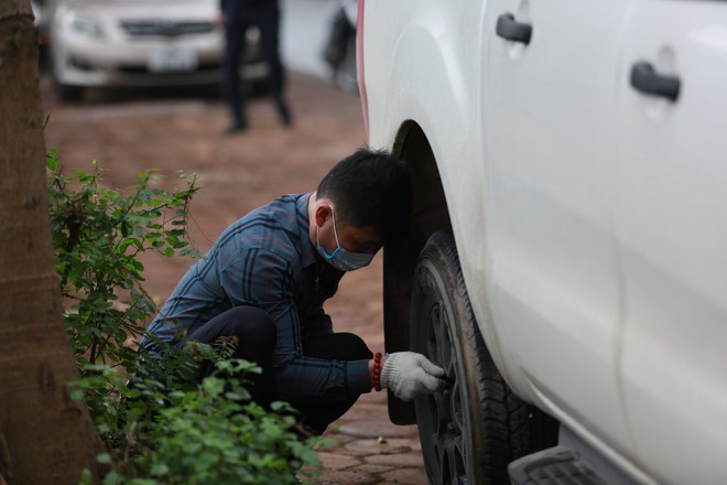 Hà Nội: Hàng loạt xe ô tô đỗ ở bờ hồ Linh Đàm bị đâm thủng lốp - Ảnh 4.
