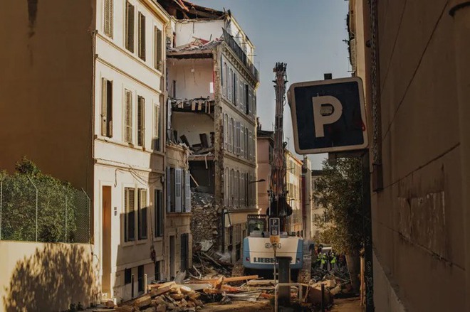 Vụ sập tòa chung cư ở Marseille, Pháp: Chạy đua tìm kiếm các nạn nhân mắc kẹt - Ảnh 3.