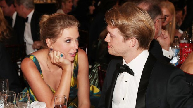 Taylor Swift v&agrave; Joe Alwyn n&ecirc;n duy&ecirc;n từ Met Gala, nh&igrave;n lại couple style m&agrave; tiếc - Ảnh 5.